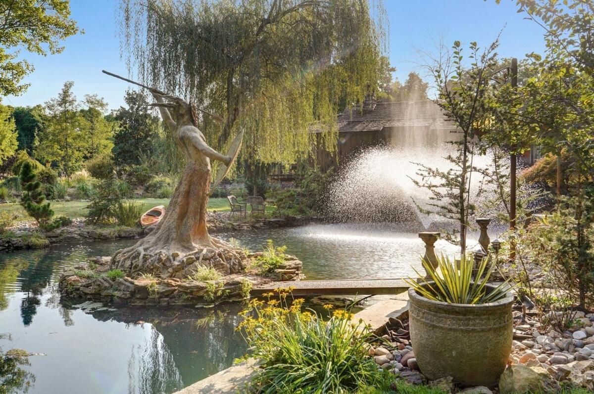 The African Queen Springfield Ngoại thất bức ảnh